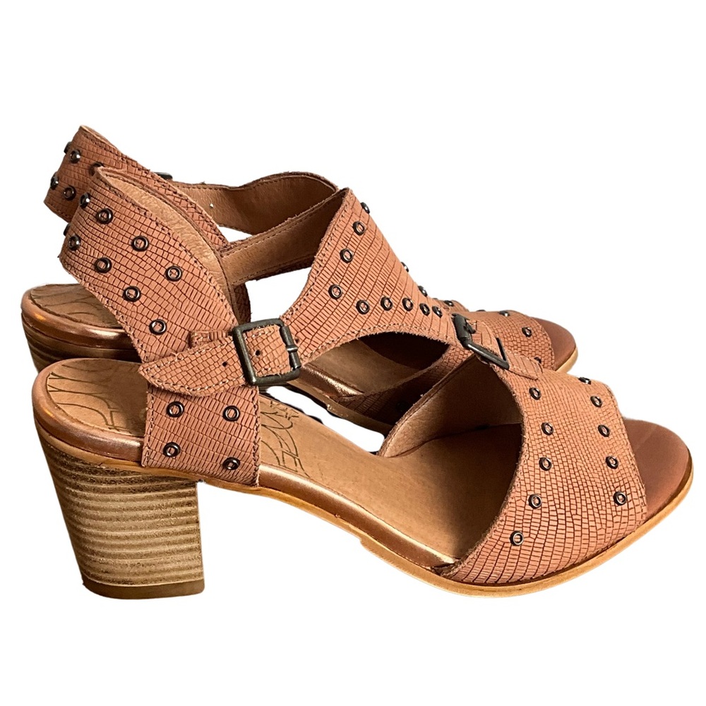 Coque Terra Tan Textured Leather Sandals, New in Box